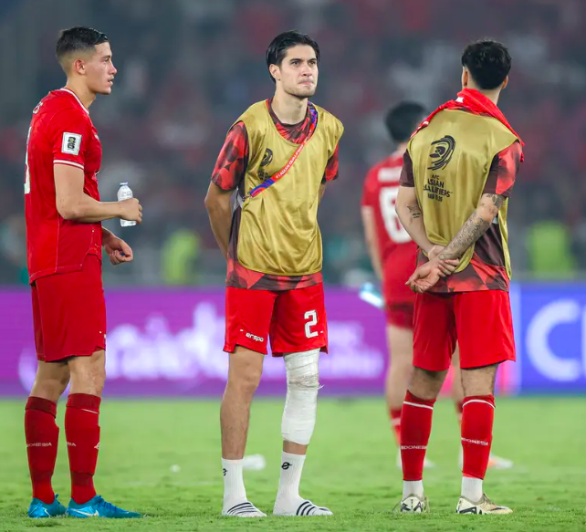 Kevin Diks (2) băng bó chân sau 40 phút ra mắt tuyển Indonesia trận gặp Nhật Bản