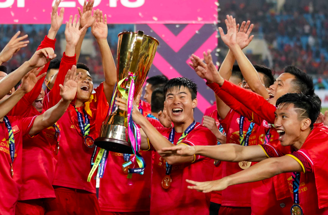 Duy Mạnh cùng đồng đội nâng cao cúp vô địch AFF Cup 2018