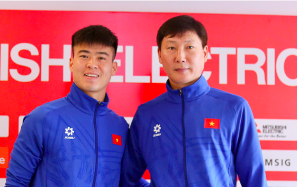 HLV Kim Sang-sik cùng đội trưởng Duy Mạnh đều thận trọng ở trận lượt về tiếp Singapore HLV Kim Sang-sik cùng đội trưởng Duy Mạnh đều thận trọng ở trận lượt về tiếp Singapore