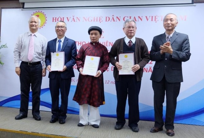 Các tác giả được trao giải Nhì B. Các tác giả được trao giải Nhì B.