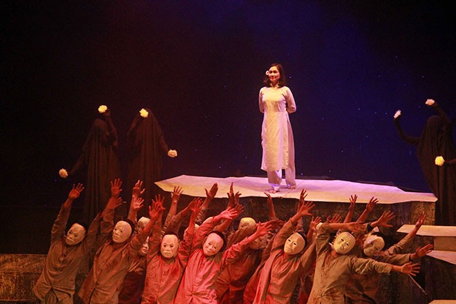 Vở kịch nói “Người tù trao áo”, tác giả Bùi Vũ Minh, đạo diễn-NSND Lê Hùng do nhà hát Công an nhân dân dàn dựng và biểu diễn. Vở kịch nói “Người tù trao áo”, tác giả Bùi Vũ Minh, đạo diễn-NSND Lê Hùng do nhà hát Công an nhân dân dàn dựng và biểu diễn.