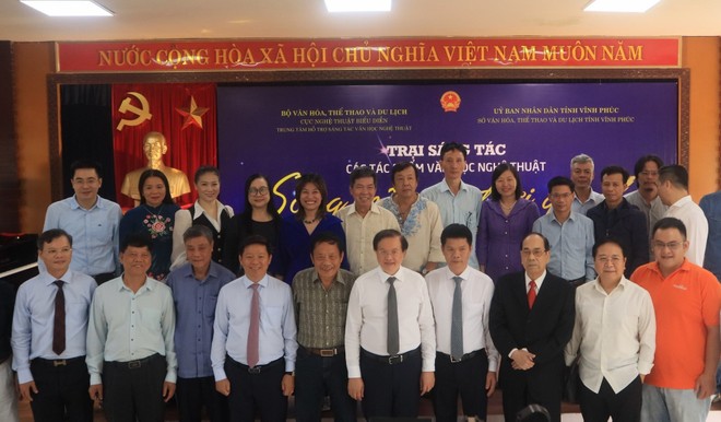 Các đại biểu và văn nghệ sĩ tham gia Trại sáng tác khu vực phía Bắc.