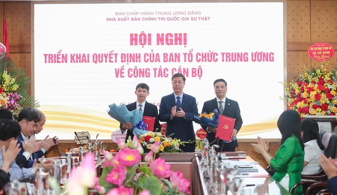PGS.TS. Vũ Trọng Lâm, Giám đốc - Tổng Biên tập thừa ủy quyền của Lãnh đạo Ban Tổ chức Trung ương trao Quyết định bổ nhiệm các chức danh Phó Giám đốc, Phó Giám đốc - Phó Tổng Biên tập Nhà xuất bản Chính trị quốc gia Sự thật