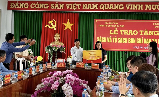 Lễ trao tặng Sách và tủ sách Ban chỉ đạo 35