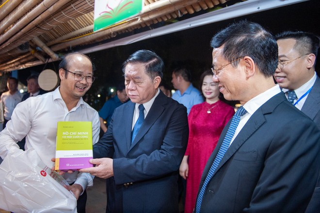 Các đại biểu tham quan gian hàng sách Các đại biểu tham quan gian hàng sách