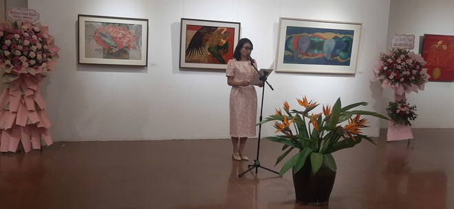 Tiến sĩ Đặng Thị Phong Lan, Phó Hiệu trưởng phụ trách trường Đại học Mỹ thuật Việt Nam phát biểu tại lễ khai mạc triển lãm. Tiến sĩ Đặng Thị Phong Lan, Phó Hiệu trưởng phụ trách trường Đại học Mỹ thuật Việt Nam phát biểu tại lễ khai mạc triển lãm.