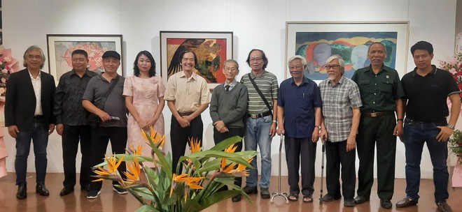 Các thầy cô giáo từng giảng dạy tại trường Đại học Mỹ thuật Việt Nam tới dự triển lãm. Các thầy cô giáo từng giảng dạy tại trường Đại học Mỹ thuật Việt Nam tới dự triển lãm.