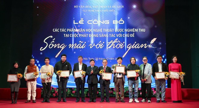 10 tác giả nhận chứng nhận nghiệm thu tác phẩm văn học 10 tác giả nhận chứng nhận nghiệm thu tác phẩm văn học