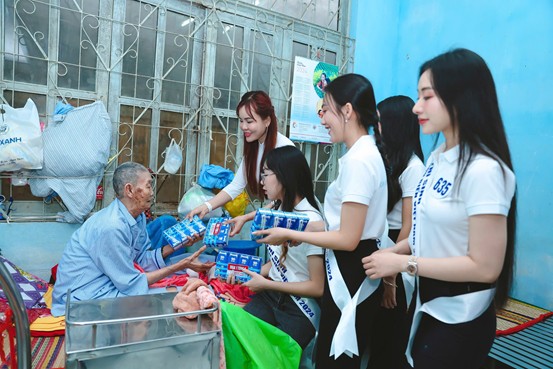 Những phần quà được trao tặng tay cùng những lời thăm hỏi của các thí sinh tạo nên khoảnh khắc ấm áp tại Trung tâm Bảo trợ xã hội tổng hợp tỉnh Bình Thuận. Những phần quà được trao tặng tay cùng những lời thăm hỏi của các thí sinh tạo nên khoảnh khắc ấm áp tại Trung tâm Bảo trợ xã hội tổng hợp tỉnh Bình Thuận.