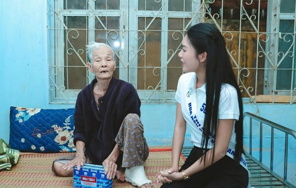 Tặng quà tại Trung tâm Bảo trợ xã hội tổng hợp tỉnh Bình Thuận. Tặng quà tại Trung tâm Bảo trợ xã hội tổng hợp tỉnh Bình Thuận.