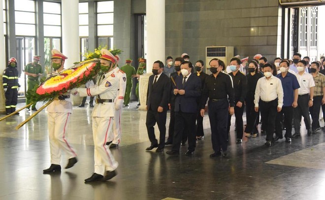 Đoàn đại biểu TP Hà Nội vào viếng 3 liệt sĩ Công an hy sinh khi chữa cháy cứu người Đoàn đại biểu TP Hà Nội vào viếng 3 liệt sĩ Công an hy sinh khi chữa cháy cứu người