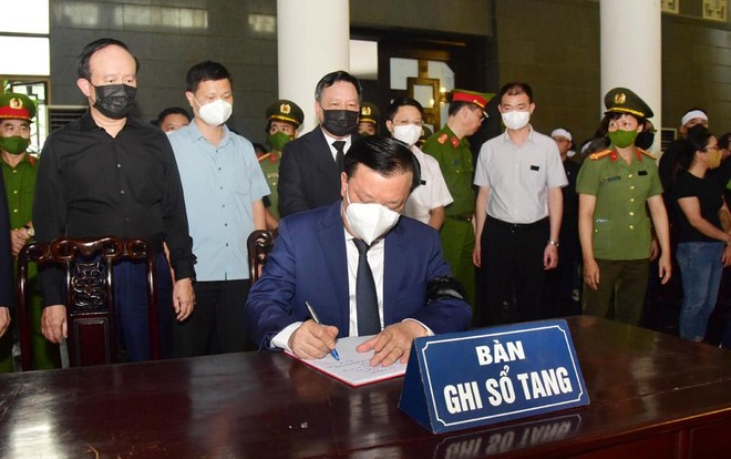 Bí thư Thành ủy Hà Nội Đinh Tiến Dũng viết sổ tang. Bí thư Thành ủy Hà Nội Đinh Tiến Dũng viết sổ tang.