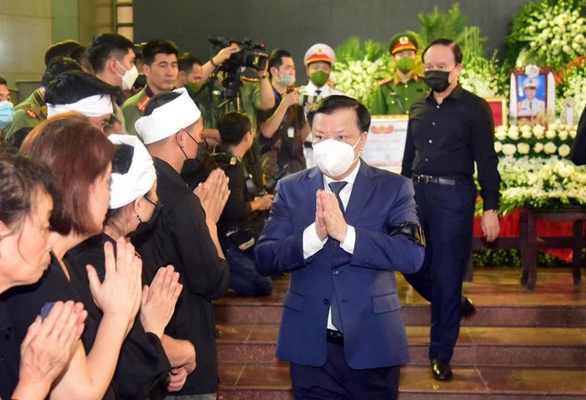 Bí thư Thành ủy Hà Nội Đinh Tiến Dũng chia buồn cùng gia đình 3 liệt sĩ Bí thư Thành ủy Hà Nội Đinh Tiến Dũng chia buồn cùng gia đình 3 liệt sĩ