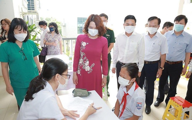 Thứ trưởng Bộ Y tế cùng lãnh đạo UBND tỉnh Vĩnh Phúc kiểm tra công tác tiêm vaccine tại trường học Thứ trưởng Bộ Y tế cùng lãnh đạo UBND tỉnh Vĩnh Phúc kiểm tra công tác tiêm vaccine tại trường học