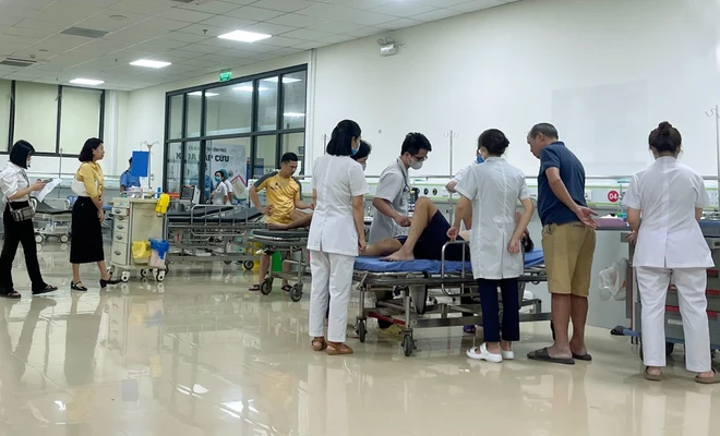 Các bệnh nhân nghi ngộ độc thực phẩm vào điều trị tại cơ sở y tế ở Vĩnh Yên