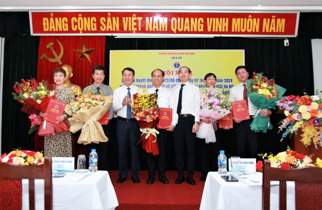 Lãnh đạo Sở Y tế Hà Nội trao Quyết định cho Ban Giám đốc mới của Bệnh viện Mắt Hà Nội