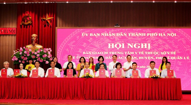 Lãnh đạo thành phố Hà Nội chứng kiến lễ ký biên bản bàn giao giữa Sở Y tế và 30 quận, huyện, thị xã.
