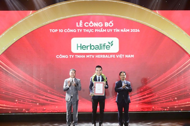 Đại diện Herbalife Việt Nam nhận giải Top 10 Công ty uy tín ngành Thực phẩm