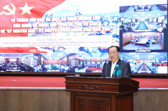 GS.TS Phùng Hữu Phú trình bày chuyên đề tại hội nghị