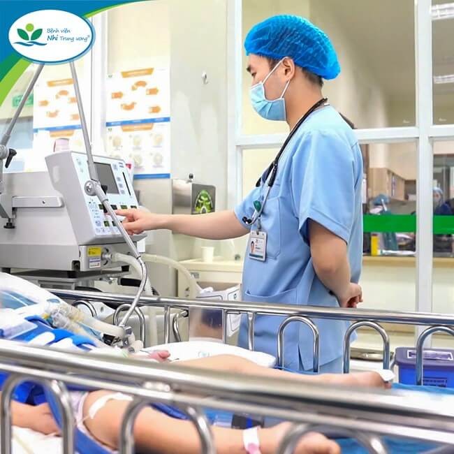 Cháu bé đang được cấp cứu, điều trị tại Bệnh viện Nhi Trung ương Cháu bé đang được cấp cứu, điều trị tại Bệnh viện Nhi Trung ương