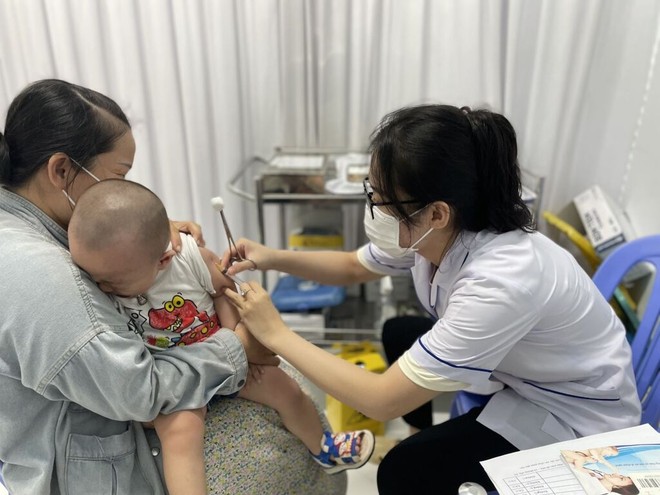 Tiêm vaccine sởi cho trẻ nhỏ