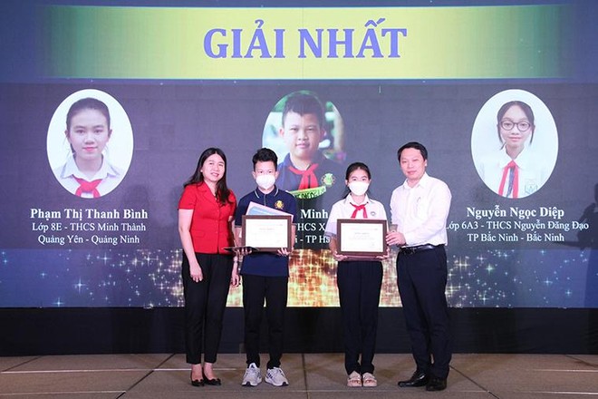 Lãnh đạo các Bộ, ngành trao giải Nhất cho các em học sinh đoạt giải trong kỳ thi &quot;Học sinh với an toàn thông tin&quot; năm 2022