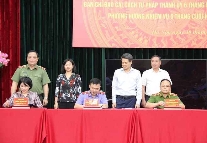 Các đồng chí lãnh đạo Công an TP Hà Nội cùng lãnh đạo Viện kiểm sát và lãnh đạo Sở Y tế Hà Nội ký kết Quy chế phối hợp. Các đồng chí lãnh đạo Công an TP Hà Nội cùng lãnh đạo Viện kiểm sát và lãnh đạo Sở Y tế Hà Nội ký kết Quy chế phối hợp.