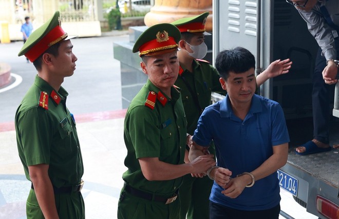 Ông chủ Việt Á Phan Quốc Việt bị dẫn giải tới phiên tòa phúc thẩm.