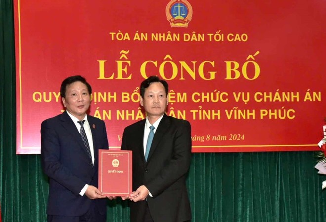 Chánh án TAND Tỉnh Vĩnh Phúc - Lưu Tuấn Dũng (bên trái) nhận quyết định bổ nhiệm