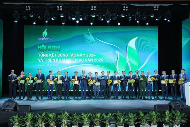 Thủ tướng Phạm Minh Chính và các đồng chí lãnh đạo Đảng, Nhà nước chúc mừng những thành tích xuất sắc của Petrovietnam và các đơn vị thành viên.