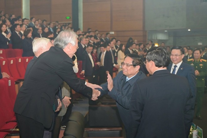Thủ tướng Phạm Minh Chính thăm hỏi các nguyên lãnh đạo Petrovietnam.