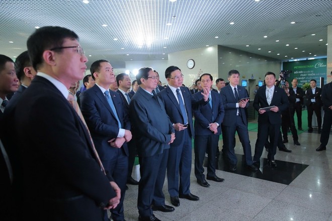 Chủ tịch HĐTV Petrovietnam Lê Mạnh Hùng giới thiệu với Thủ tướng Chính phủ về các đổi mới trong hoạt động, ứng dụng khoa học công nghệ của Tập đoàn.