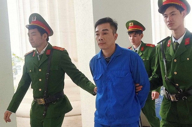 Bị cáo Trịnh Đạt bị dẫn giải tới phiên tòa.