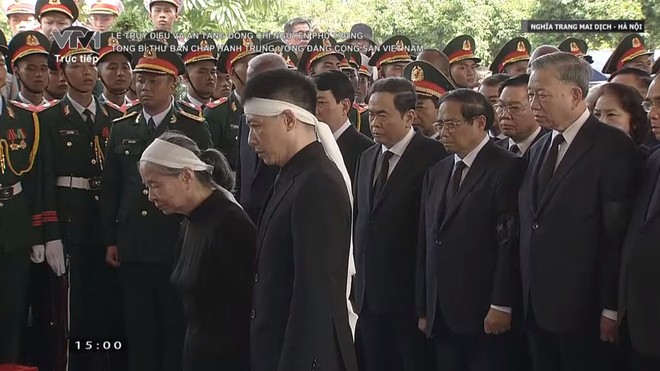 Phu nhân và con trai Tổng Bí thư Nguyễn Phú Trọng cùng các đồng chí lãnh đạo, nguyên lãnh đạo Đảng, Nhà nước, Chính phủ, Quốc hội, Mặt trận Tổ quốc Việt Nam và nhân dân trong giờ phút tiễn đưa cuối cùng.