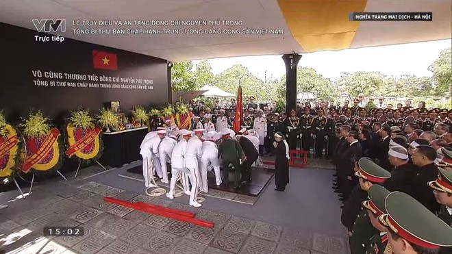Di hài Tổng Bí thư Nguyễn Phú Trọng được hạ huyệt trong niềm tiếc thương vô hạn của người thân, các vị lãnh đạo và nguyên lãnh đạo Đảng, Nhà nước, Chính phủ, Quốc hội và nhân dân