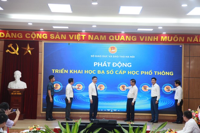 Phó Chủ tịch UBND TP Hà Minh Hải cùng các đại biểu ấn nút phát động triển khai học bạ số cấp học phổ thông