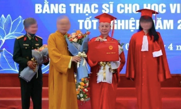 Thượng tọa Thích Chân Quang (thứ hai từ phải sang) nhận bằng tiến sĩ luật vào tháng 4-2022 (Ảnh: Cổng TTĐT GHPG Việt Nam)