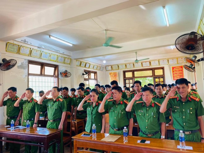 Phút mặc niệm 3 liệt sỹ tại Phòng Cảnh sát PCCC&CNCH Công an tỉnh Quảng Trị Phút mặc niệm 3 liệt sỹ tại Phòng Cảnh sát PCCC&CNCH Công an tỉnh Quảng Trị