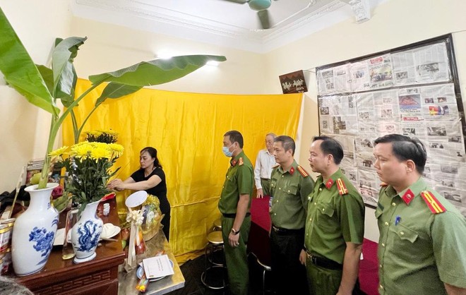 Đoàn công tác Công an tỉnh Hải Dương do Thượng tá Phạm Chí Hiếu, Phó Giám đốc Công an tỉnh Hải Dương làm Trưởng đoàn thăm hỏi gia đình và thắp hương cho Thượng tá Đặng Anh Quân Đoàn công tác Công an tỉnh Hải Dương do Thượng tá Phạm Chí Hiếu, Phó Giám đốc Công an tỉnh Hải Dương làm Trưởng đoàn thăm hỏi gia đình và thắp hương cho Thượng tá Đặng Anh Quân