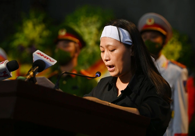 Chị Nguyễn Thu Huyền, vợ Thượng tá Đặng Anh Quân nói lời cảm ơn đồng chí, đồng đội người dân đã đến tiễn đưa chồng mình Chị Nguyễn Thu Huyền, vợ Thượng tá Đặng Anh Quân nói lời cảm ơn đồng chí, đồng đội người dân đã đến tiễn đưa chồng mình