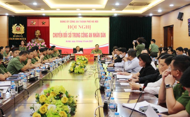 Hội nghị được tổ chức bằng hình thức trực tuyến. Hình ảnh tại điểm cầu CATP Hà Nội với sự tham dự của Phó Chủ tịch Thường trực UBND TP Hà Nội Nguyễn Hồng Sơn và Giám đốc CATP - Trung tướng Nguyễn Hải Trung