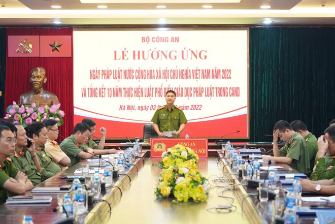 Đại tá Dương Đức Hải, Phó Giám đốc CATP Hà Nội tham luận tại điểm cầu Hà Nội trong khuôn khổ hội nghị trực tuyến do Bộ Công an tổ chức hưởng ứng ngày Pháp luật Việt Nam