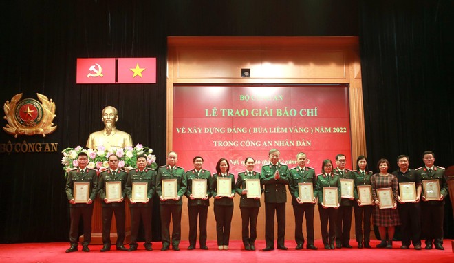 Cuộc thi vinh danh các tác giả, nhóm tác giả đạt giải cao Giải báo chí Búa liềm Vàng Bộ Công an Cuộc thi vinh danh các tác giả, nhóm tác giả đạt giải cao Giải báo chí Búa liềm Vàng Bộ Công an