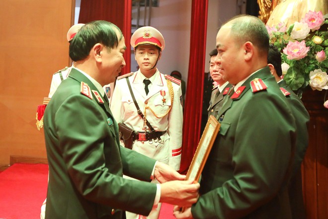 Thượng tướng Trần Quốc Tỏ, Ủy viên Trung ương Đảng, Thứ trưởng Bộ Công an trao giải cho đại diện nhóm tác giả đạt giải B của An ninh Thủ đô Thượng tướng Trần Quốc Tỏ, Ủy viên Trung ương Đảng, Thứ trưởng Bộ Công an trao giải cho đại diện nhóm tác giả đạt giải B của An ninh Thủ đô