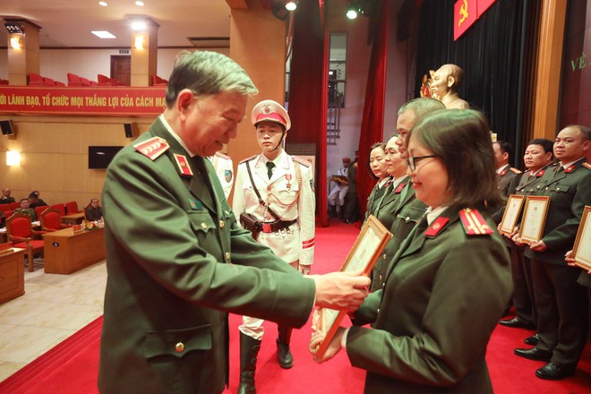 Đại tướng Tô Lâm, Ủy viên Bộ Chính trị, Bí thư Đảng ủy Công an Trung ương, Bộ trưởng Bộ Công an trao giải cho đại diện nhóm tác giả đạt giải A của An ninh Thủ đô Đại tướng Tô Lâm, Ủy viên Bộ Chính trị, Bí thư Đảng ủy Công an Trung ương, Bộ trưởng Bộ Công an trao giải cho đại diện nhóm tác giả đạt giải A của An ninh Thủ đô