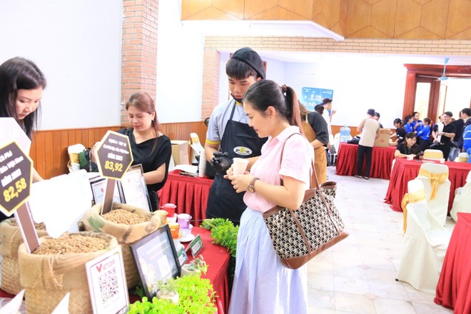 Khách hàng trải nghiệm tại sự kiện