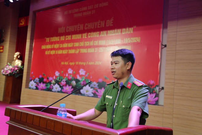 Thiếu tá Nguyễn Khắc Thanh, Bộ môn Lý luận chính trị và Khoa học xã hội nhân văn - Học viện CSND truyền đạt những nội dung cơ bản của Chuyên đề