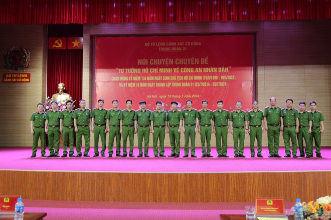 Các đại biểu chụp ảnh lưu niệm