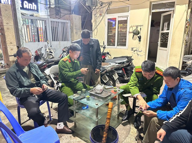 Tại từng địa bàn dân cư, các tổ công tác đề nghị nhân dân đến nhà văn hóa để hướng dẫn kích hoạt iHanoi Tại từng địa bàn dân cư, các tổ công tác đề nghị nhân dân đến nhà văn hóa để hướng dẫn kích hoạt iHanoi