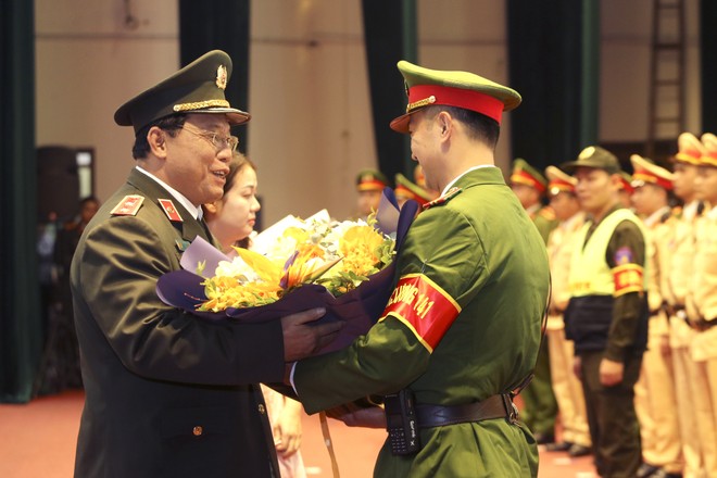 Trung tướng Nguyễn Hải Trung tặng hoa đại diện Tổ công tác 141 theo mô hình mới